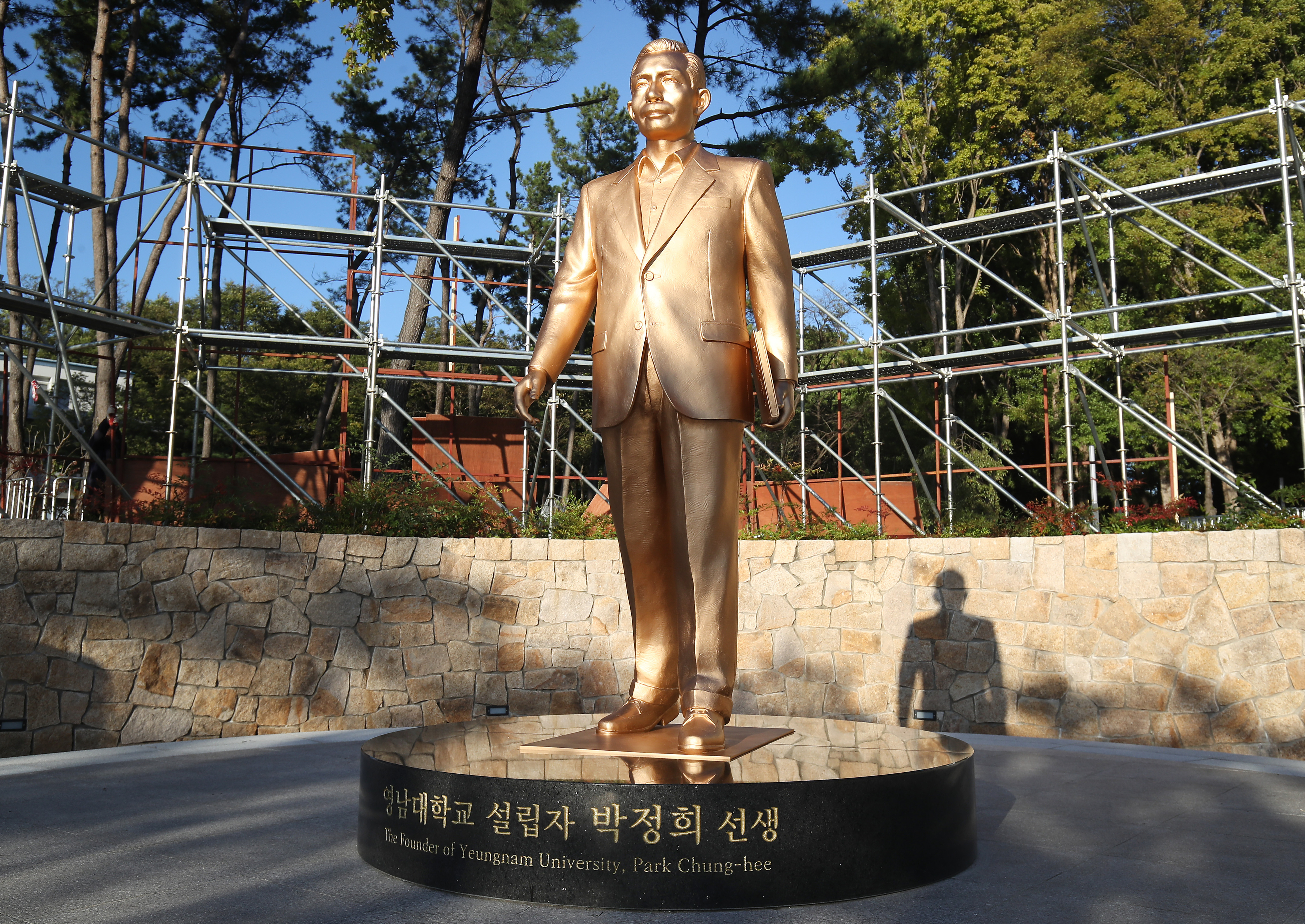 23일 오후 경북 경산시 영남대 천마아너스파크에 ‘영남대학교 설립자 박정희 선생’이라고 적힌 박정희 전 대통령 동상이 세워져 있다. 영남대는 이날 동상 제막식을 열었다. 2024.10.23 뉴스1