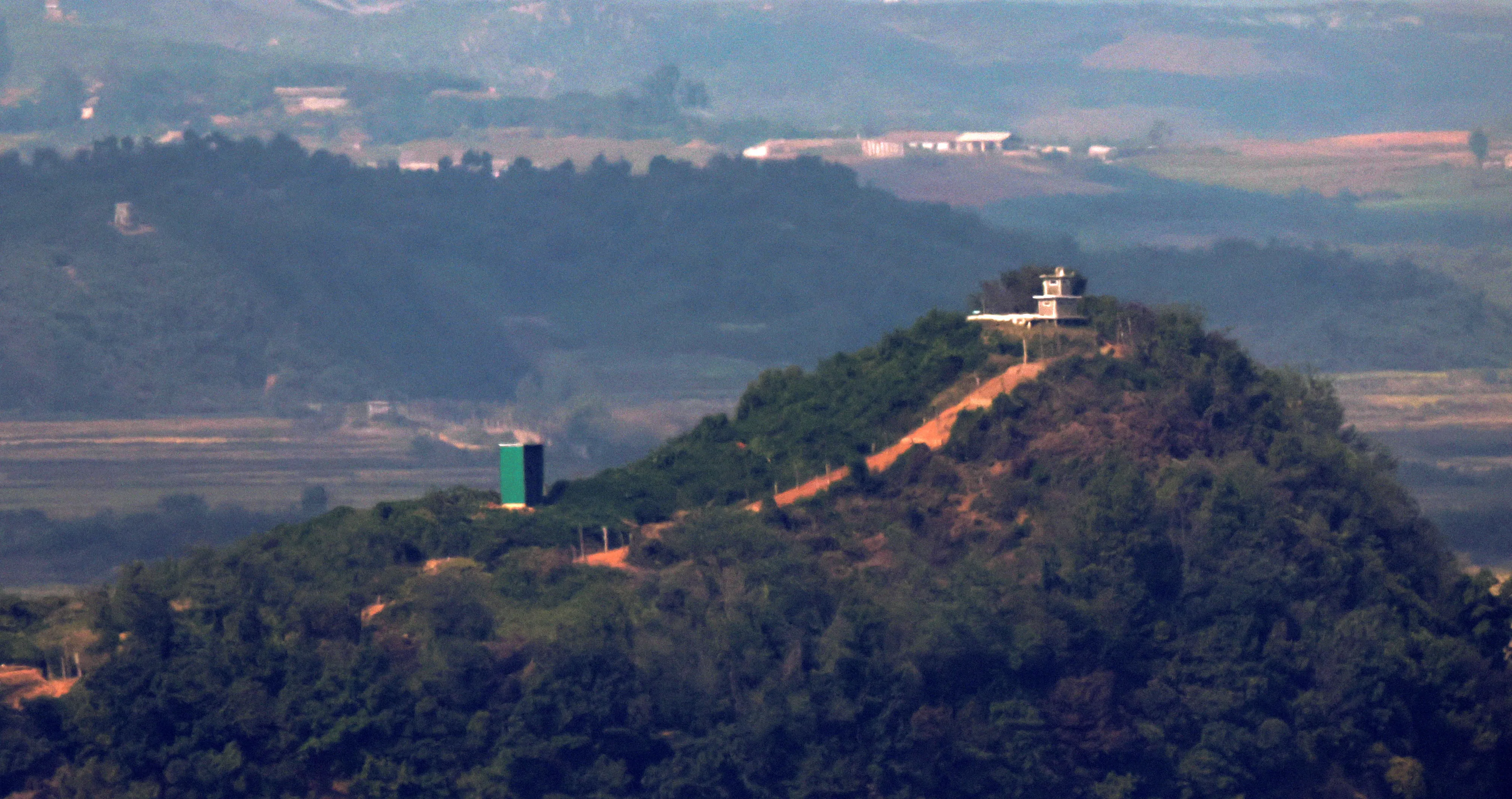 북한군 대남 확성기  북한이 9일부터 남한과 연결된 도로·철길을 단절하고 방어 구조물을 구축한다고 밝힌 가운데 10일 경기 파주시 오두산전망대에서 북한 황해도 개풍군 북한군 초소와 대남확성기가 보이고 있다. 2024.10.10. 뉴시스
