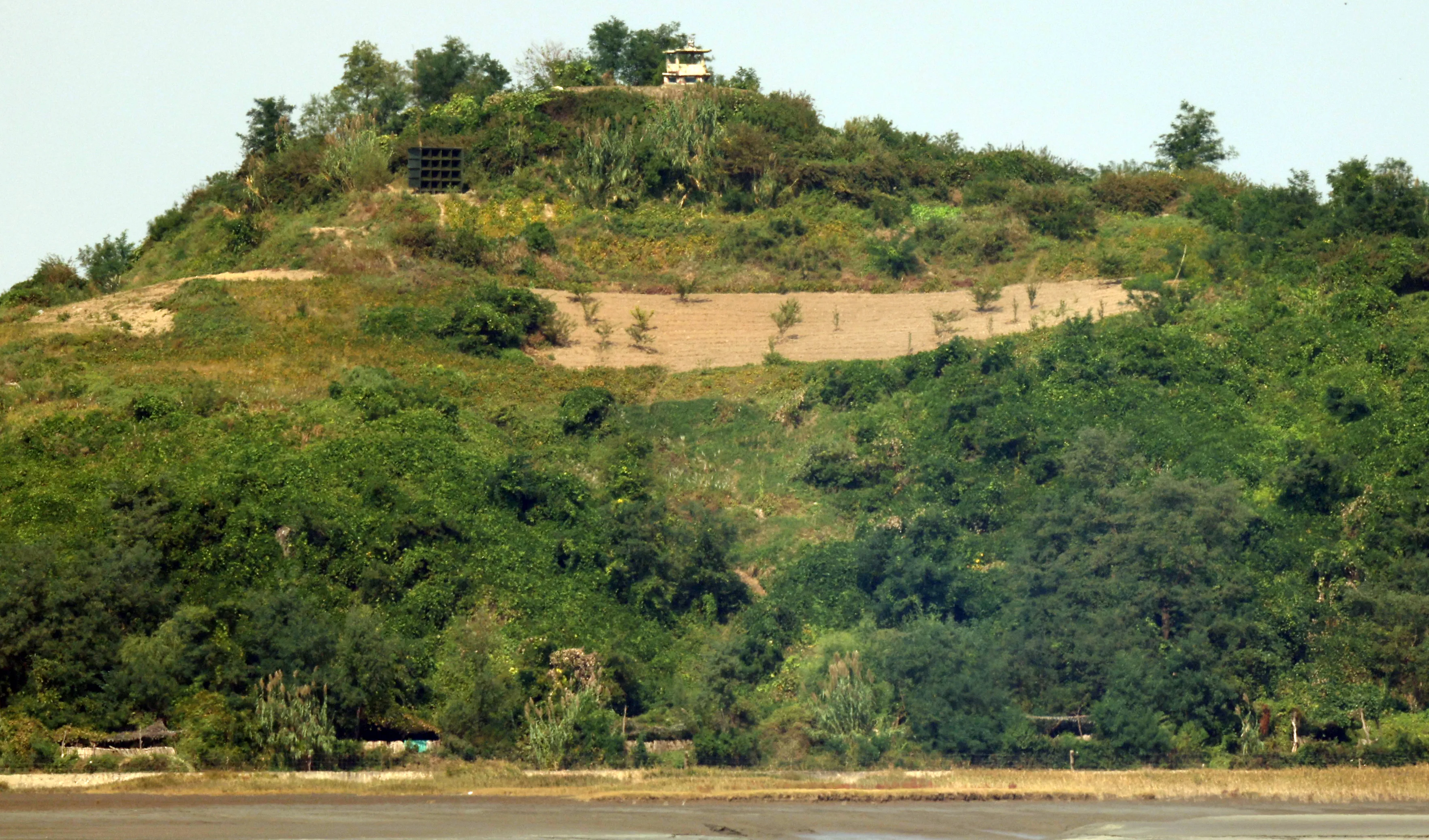 소음으로 대남방송하는 북한  북한이 남한과 연결된 도로와 철길을 완전히 단절하고 요새화 공사를 진행할 것이라 밝혀 남북 관계 경색이 가속화 되고 있다. 10일 인천시 강화군 교동도에서 바라본 북한 지역 확성기에서 소음이 송출되고 있다. 2024.10.10 뉴스1