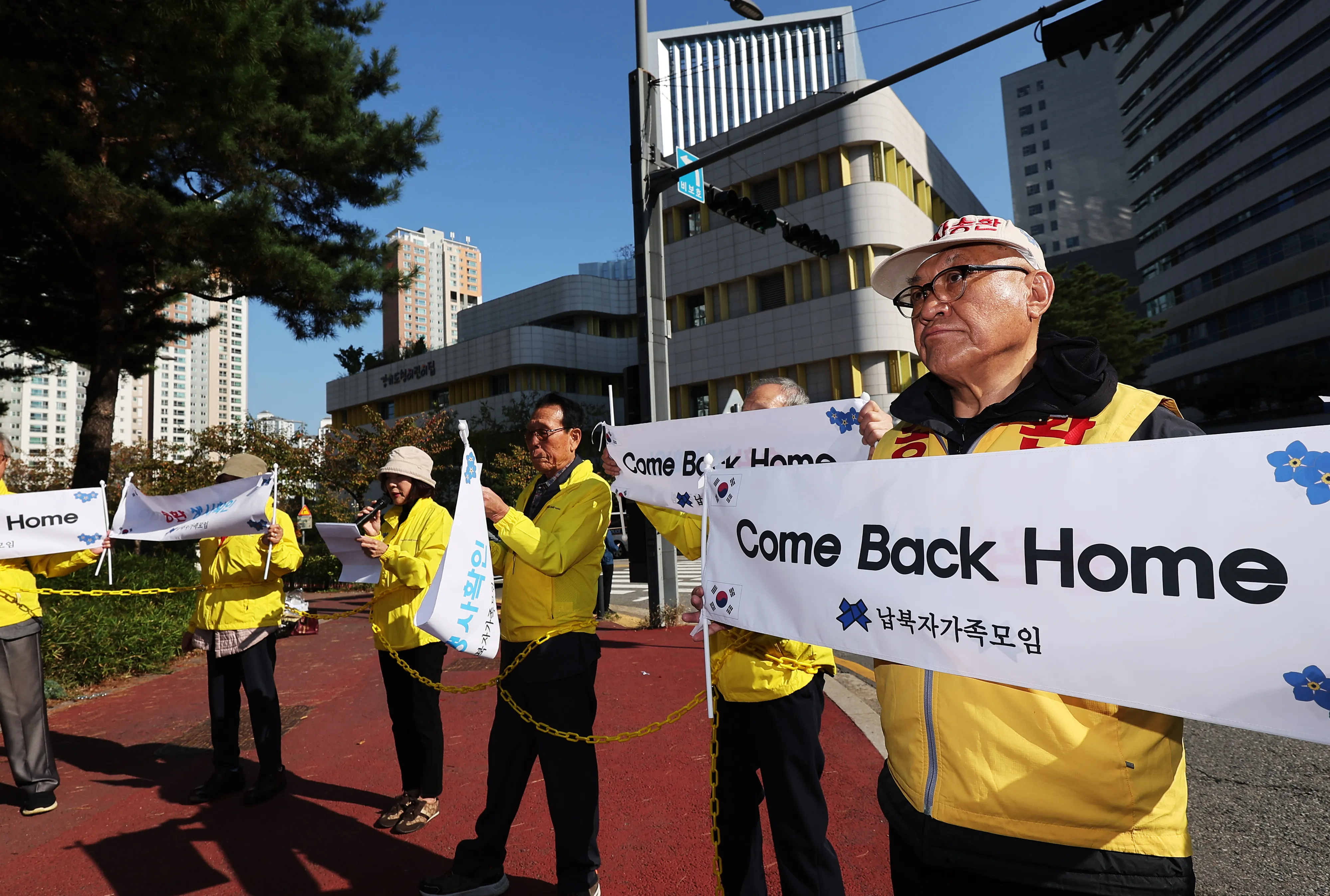 대북 전단 살포 관련 기자회견하는 납북자가족단체  ‘납북자피해가족연합회’ 회원들이 24일 오후 경기도 수원시 영통구 경기도청 앞에서 대북 전단 제작과 살포 취지를 설명하는 기자회견을 하고 있다. 2024.10.24 연합뉴스