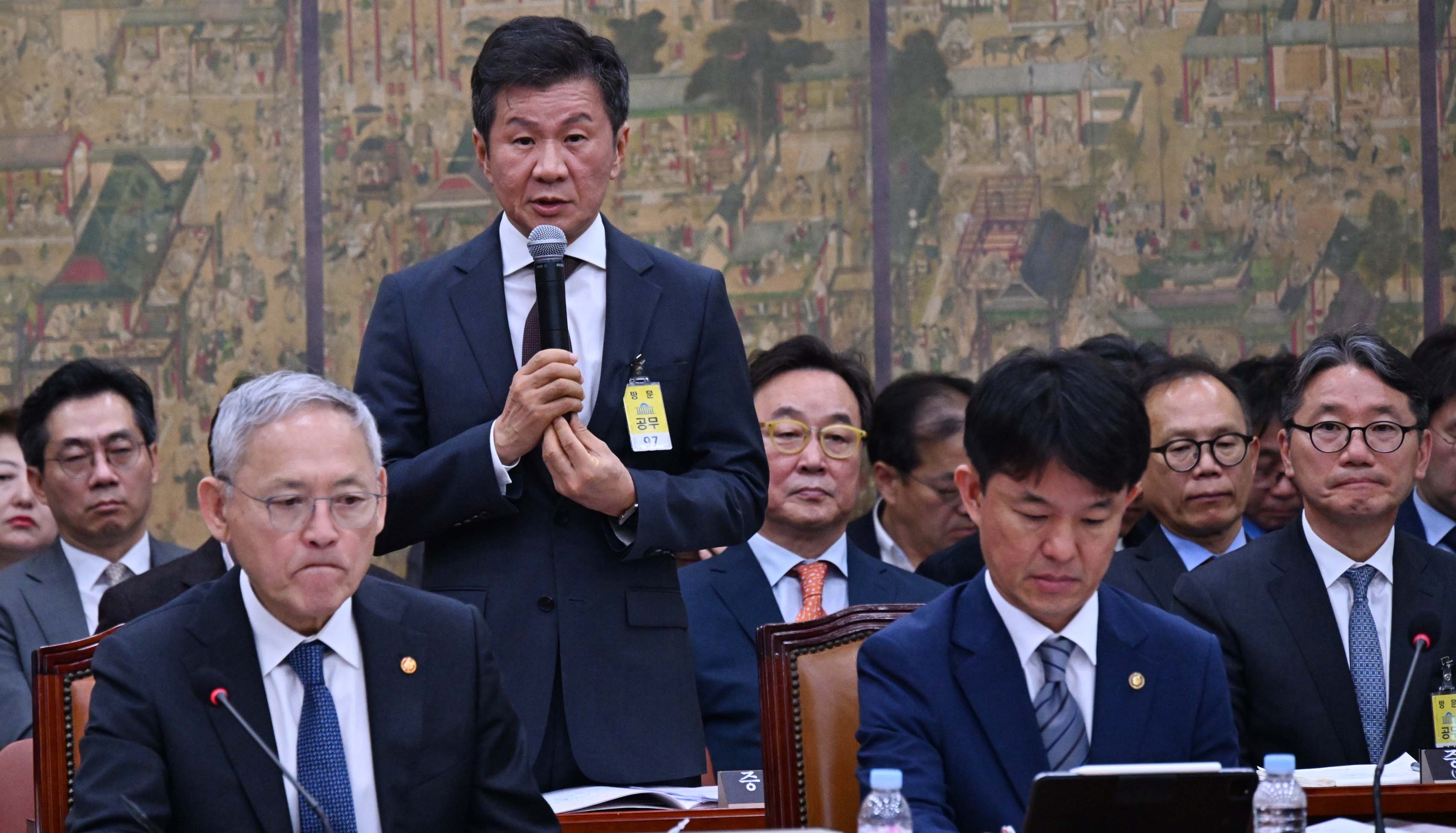 24일 ‘대한축구협회  정몽규 회장이  국회 문화체육관광위원회 종합 감사에 증인으로 출석해 의원 질의에 답하고 있다.2024.10.24안주영 전문기자