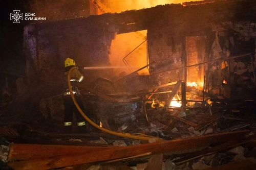 22일 우크라이나 소방관들이 러시아의 드론 공격으로 발생한 화재를 진압하고 있다. 수미  AFP 연합뉴스