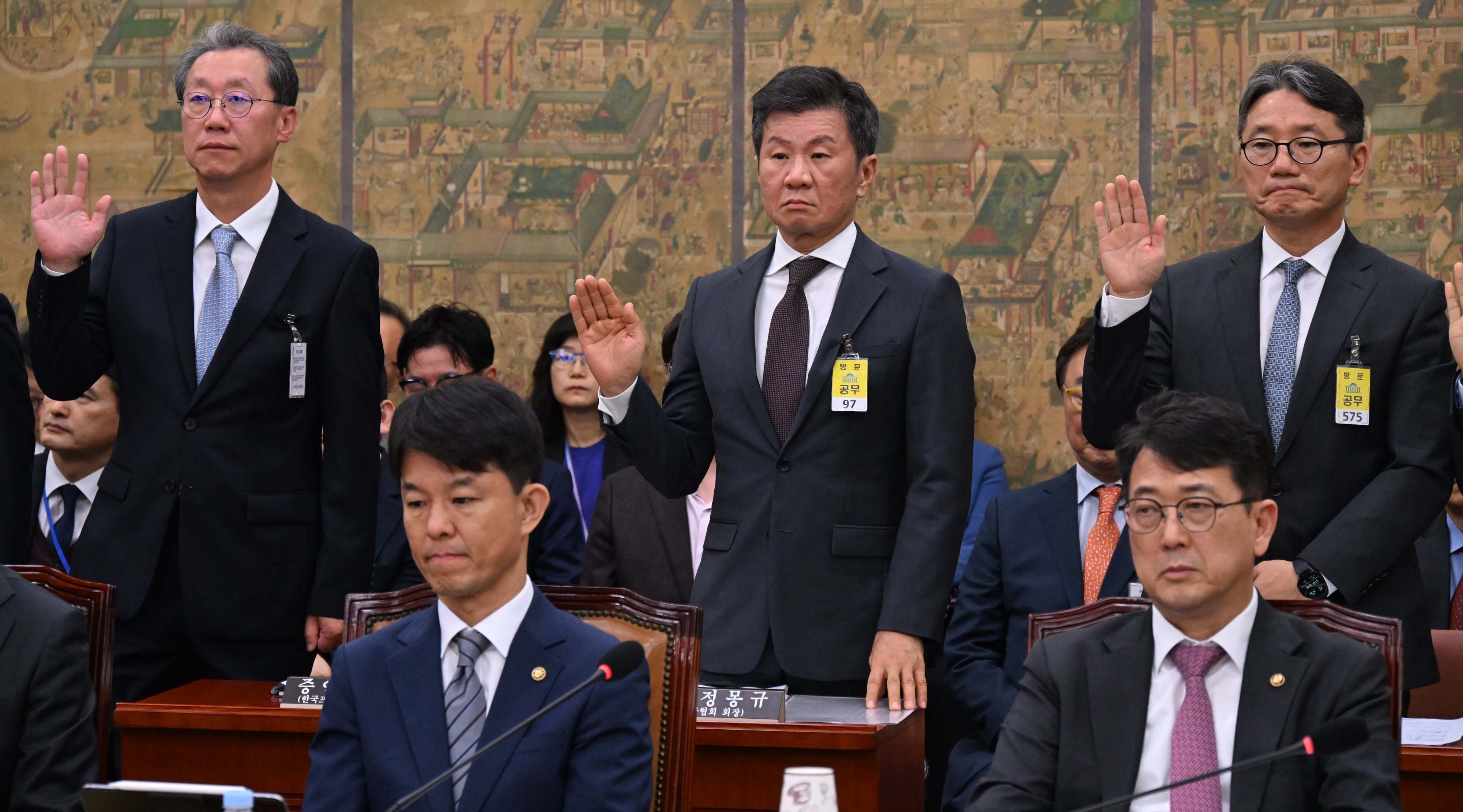 24일 ‘대한축구협회  정몽규 회장이  국회 문화체육관광위원회 종합 감사에 증인으로 출석해 선서를 하고 있다.2024.10.24안주영 전문기자