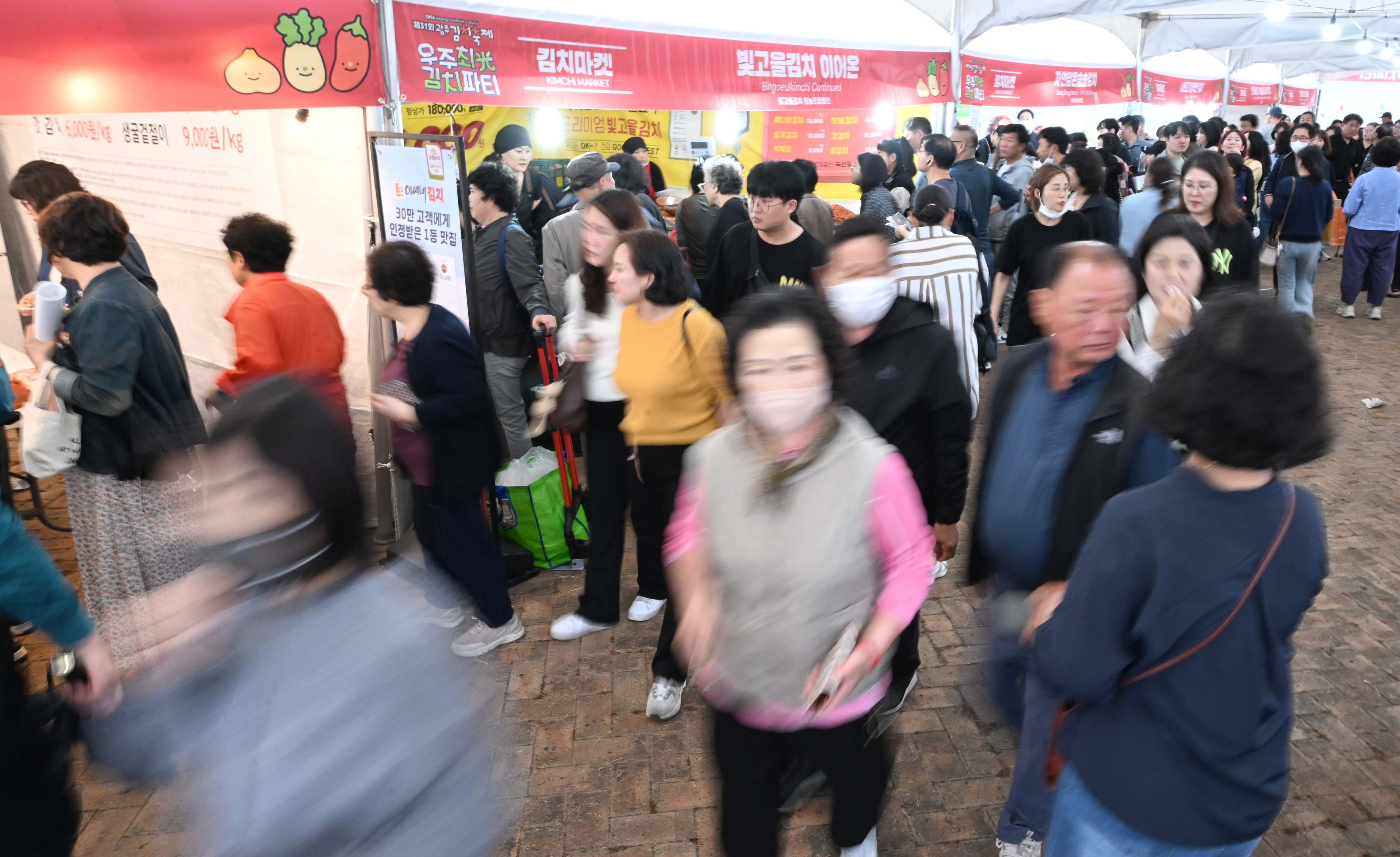 ‘우주최광(光) 김치파티’를 주제로 31회 광주김치축제가 열린 18일 오후 광주 서구 광주시청 앞 광장에 시민의 발길이 이어지고 있다. 2024.10.18. 뉴시스