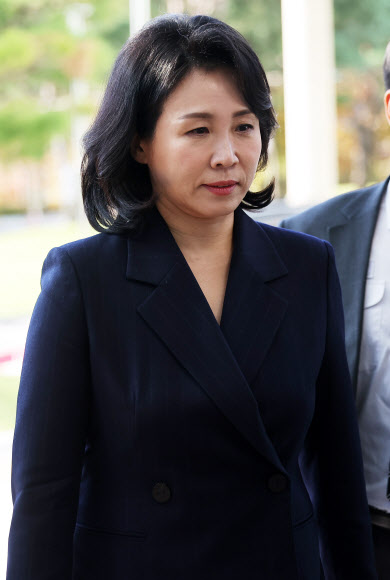 공직선거법 위반 혐의로 불구속기소 된 더불어민주당 이재명 대표의 배우자 김혜경 씨가 24일 오전 경기도 수원시 영통구 수원지방법원에서 열리는 공판에 출석하고 있다. 김씨는 이 대표의 당내 대선후보 경선 출마 선언 후인 2021년 8월 2일 서울 모 음식점에서 민주당 의원 배우자 3명 및 자신의 운전기사·수행원 등에게 경기도 법인카드로 총 10만 4000원 상당의 식사를 제공한 혐의(기부행위)로 불구속 기소됐다. 2024.10.24 연합뉴스