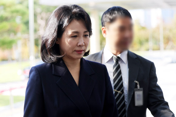 공직선거법 위반 혐의로 불구속기소 된 더불어민주당 이재명 대표의 배우자 김혜경 씨가 24일 오전 경기도 수원시 영통구 수원지방법원에서 열리는 공판에 출석하고 있다. 김씨는 이 대표의 당내 대선후보 경선 출마 선언 후인 2021년 8월 2일 서울 모 음식점에서 민주당 의원 배우자 3명 및 자신의 운전기사·수행원 등에게 경기도 법인카드로 총 10만 4000원 상당의 식사를 제공한 혐의(기부행위)로 불구속 기소됐다. 2024.10.24 연합뉴스