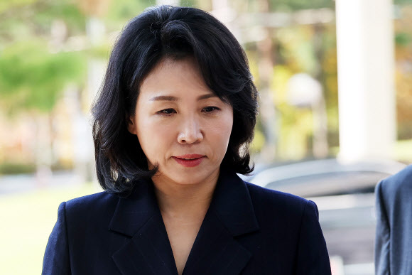 공직선거법 위반 혐의로 불구속기소 된 더불어민주당 이재명 대표의 배우자 김혜경 씨가 24일 오전 경기도 수원시 영통구 수원지방법원에서 열리는 공판에 출석하고 있다. 김씨는 이 대표의 당내 대선후보 경선 출마 선언 후인 2021년 8월 2일 서울 모 음식점에서 민주당 의원 배우자 3명 및 자신의 운전기사·수행원 등에게 경기도 법인카드로 총 10만 4000원 상당의 식사를 제공한 혐의(기부행위)로 불구속 기소됐다. 2024.10.24 연합뉴스