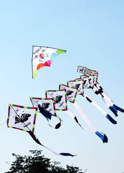 독도의 날을 하루 앞둔 24일 오전 경기도 수원시 세계문화유산 화성(華城) 창룡문에서 한국연연맹 회원들이 독도가 그려진 연을 날리고 있다. 2024.10.24  연합뉴스