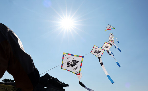 독도의 날을 하루 앞둔 24일 오전 경기도 수원시 세계문화유산 화성(華城) 창룡문에서 한국연연맹 회원들이 독도가 그려진 연을 날리고 있다. 2024.10.24  연합뉴스