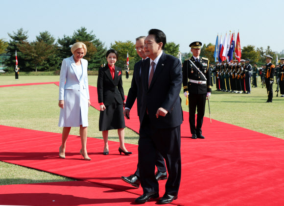 윤석열 대통령과 김건희 여사가 24일 서울 용산 대통령실 앞 잔디마당에서 열린 안제이 두다 폴란드 대통령 국빈 방한 공식 환영식에서 의장대 사열을 마친 뒤 수행원과 인사를 위해 이동하고 있다. 2024.10.24   대통령실통신사진기자단