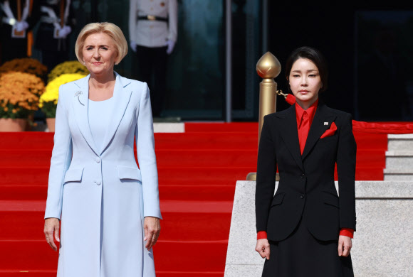 윤석열 대통령의 부인 김건희 여사가 24일 서울 용산 대통령실 앞 잔디마당에서 열린 안제이 두다 폴란드 대통령 국빈 방한 공식 환영식에서 아가타 코른하우저 두다 여사와 함께 자리하고 있다.  2024.10.24  연합뉴스