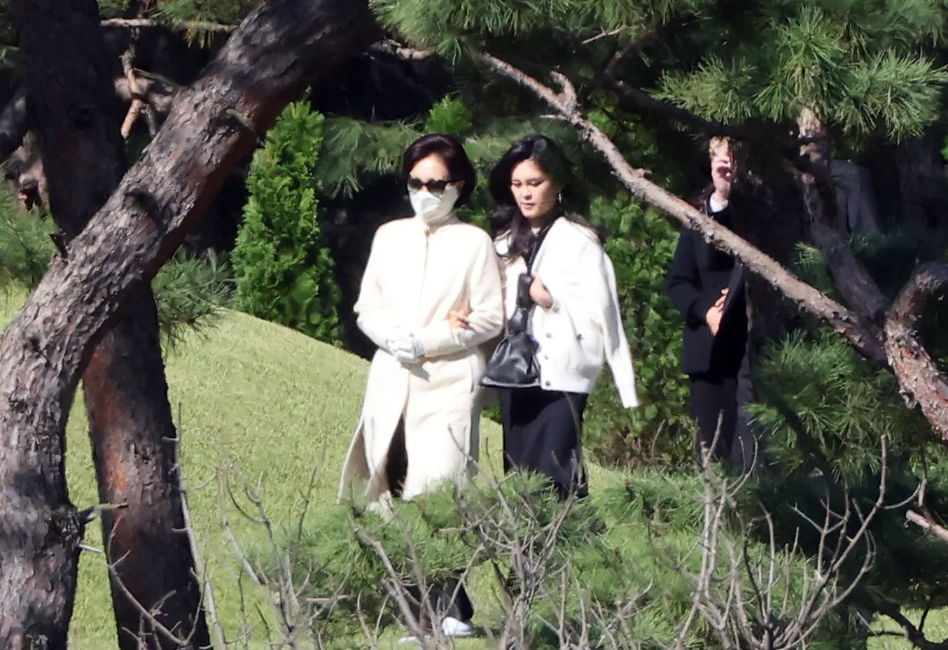 고 이건희 회장 선영 찾은 홍라희·이부진  홍라희(왼쪽) 전 삼성미술관 리움 관장과 이부진 호텔신라 사장이 25일 오전 경기도 수원 선영에서 치러진 고 이건희 삼성 선대회장의 4주기 추도식에 참석하고 있다. 연합뉴스