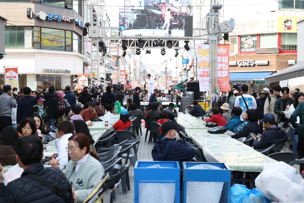 2024 원주 만두축제가 25일 중앙동 전통시장과 문화의거리, 지하상가 일원에서 개막했다. 2024.10.25 연합뉴스