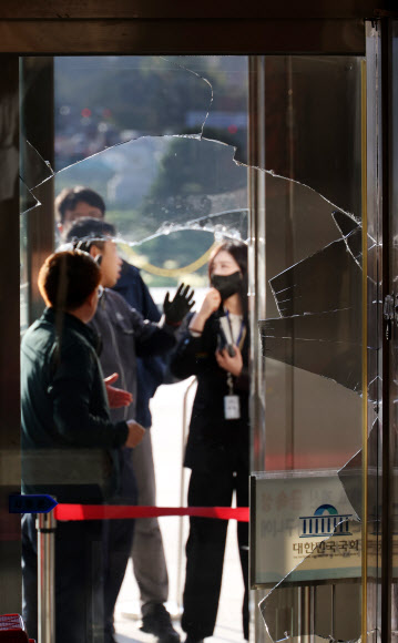 25일 오전 국회의사당 출입구 유리가 파손돼 있다.  유리문은 이날 새벽 한 남성이 소화기로 부순 것으로 알려졌다. 2024.10.25 연합뉴스