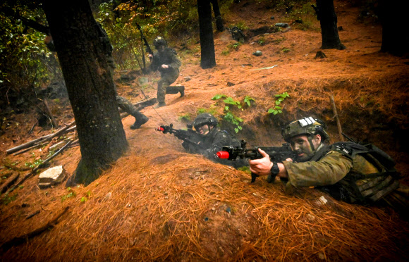 육군 제7보병사단 상승불사조여단이 지난 14일부터 11일간 강원도 인제군 육군과학화전투훈련단에서 최초로 호주군과 ‘한-호 연합 KCTC 훈련’을 실시했다고 25일 밝혔다. 호주군 장병들이 산악지역작전훈련장에서 전문대항군연대와 교전을 실시하고 있다. 2024.10.25 육군 제공