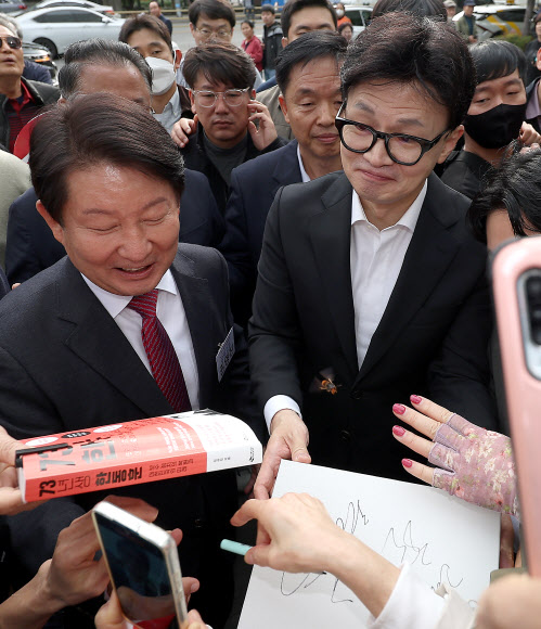 국민의힘 한동훈 대표가 25일 오후 대구 북구 iM뱅크 제2본점에서 열린 포럼 ‘분권과 통합’ 주최 강연회에 참석하기 전 지지자들과 인사하는 도중 벌이 날아들고 있다. 2024.10.25 연합뉴스