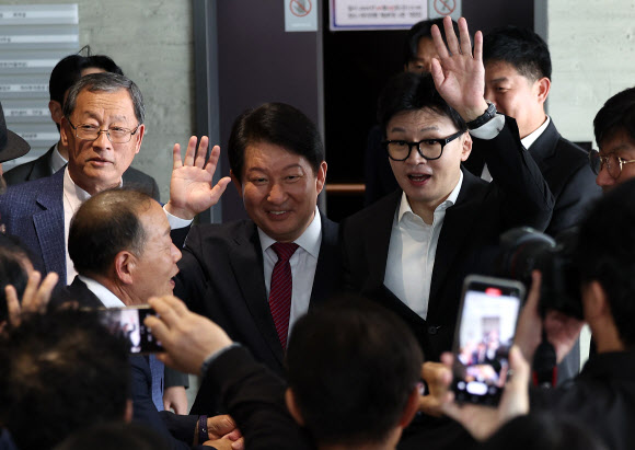 국민의힘 한동훈 대표(오른쪽)와 국민의힘 권영진 의원이 25일 오후 대구 북구 iM뱅크 제2본점에서 열린 포럼 ‘분권과 통합’ 주최 강연회에 참석해 지지자들에게 인사하고 있다. 2024.10.25 연합뉴스