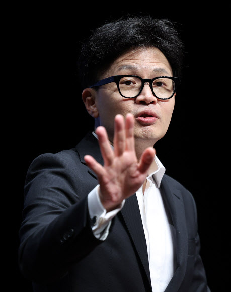 국민의힘 한동훈 대표가 25일 오후 대구 북구 iM뱅크 제2본점에서 열린 포럼 ‘분권과 통합’ 주최 강연회에서 강연하고 있다. 2024.10.25 연합뉴스