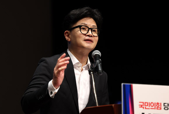 국민의힘 한동훈 대표가 25일 오후 대구 북구 iM뱅크 제2본점에서 열린 포럼 ‘분권과 통합’ 주최 강연회에서 강연하고 있다. 2024.10.25 연합뉴스