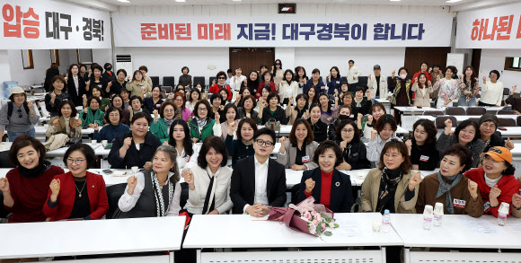 국민의힘 한동훈 대표가 25일 오후 대구 수성구 국민의힘 대구시당을 찾아 대구여성정치아카데미 회원들과 기념 촬영을 하고 있다. 2024.10.25 연합뉴스