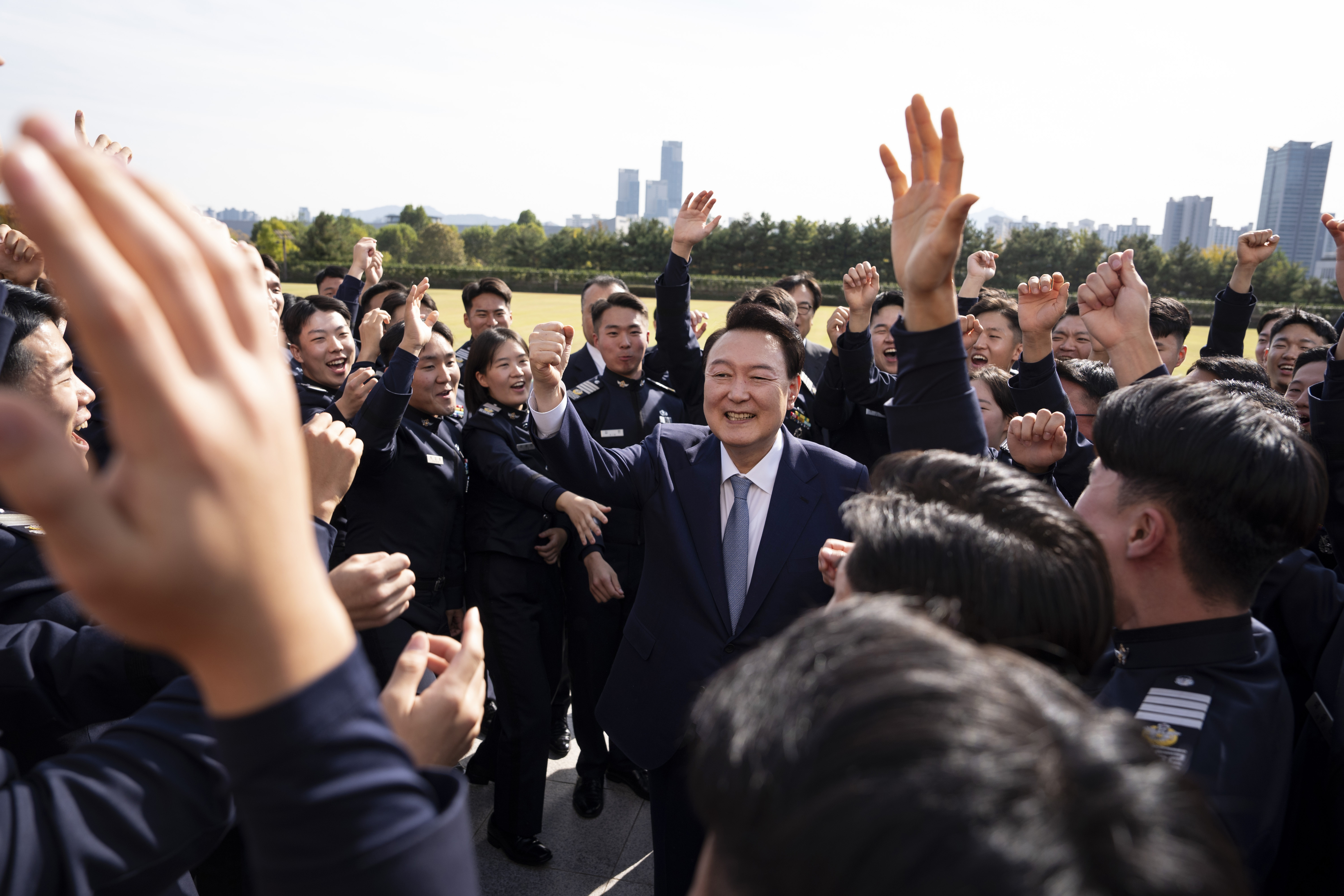 윤석열 대통령이 지난 25일 서울 용산 대통령실 앞에서 안보견학을 온 공군사관학교 4학년 생도들을 만나 함께 ‘독수리 구호’를 외치고 있다. 2024.10.26 대통령실 제공