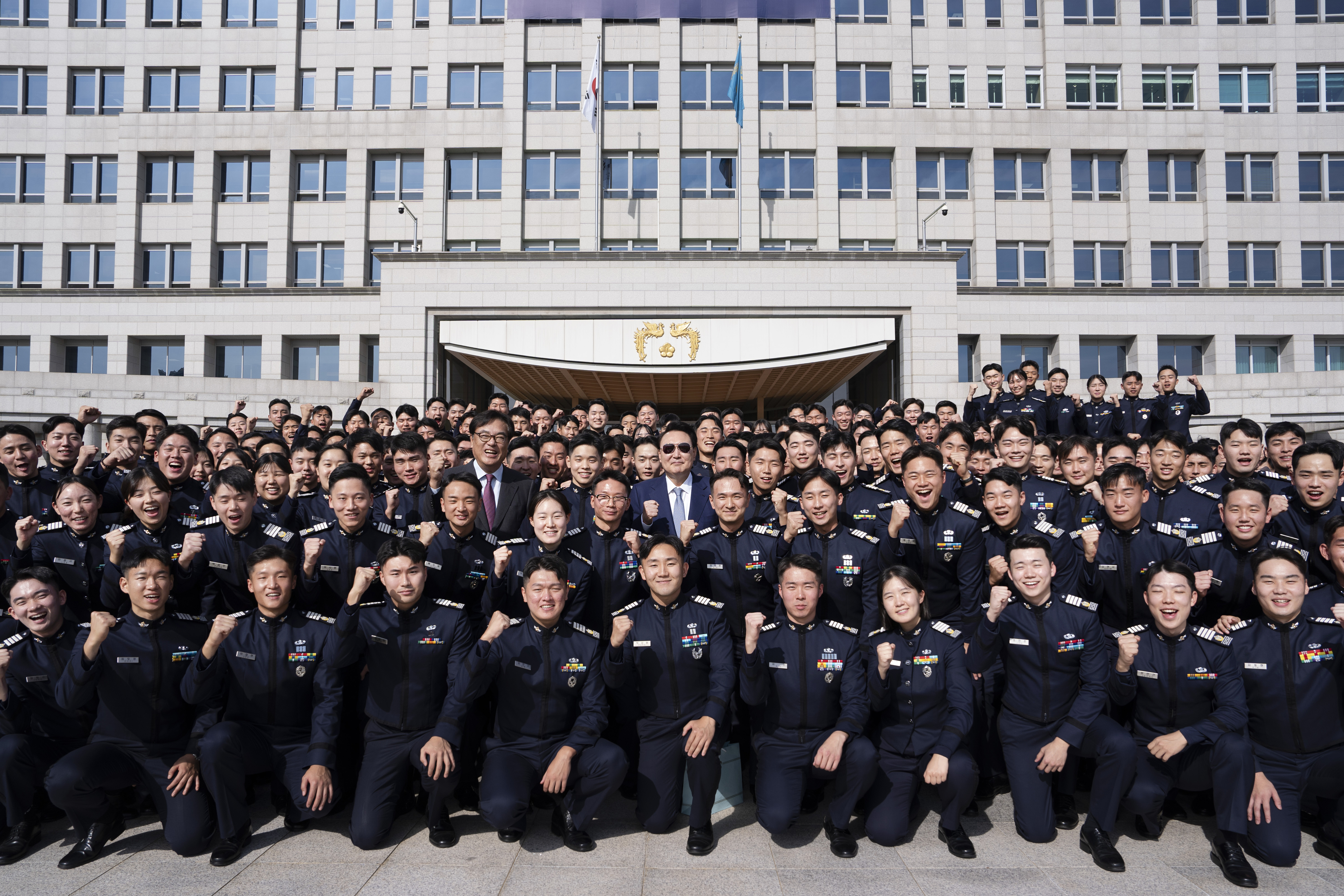 윤석열 대통령이 지난 25일 서울 용산 대통령실 앞에서 안보견학을 온 공군사관학교 4학년 생도들을 만나 기념촬영을 하고 있다. 2024.10.26 대통령실 제공