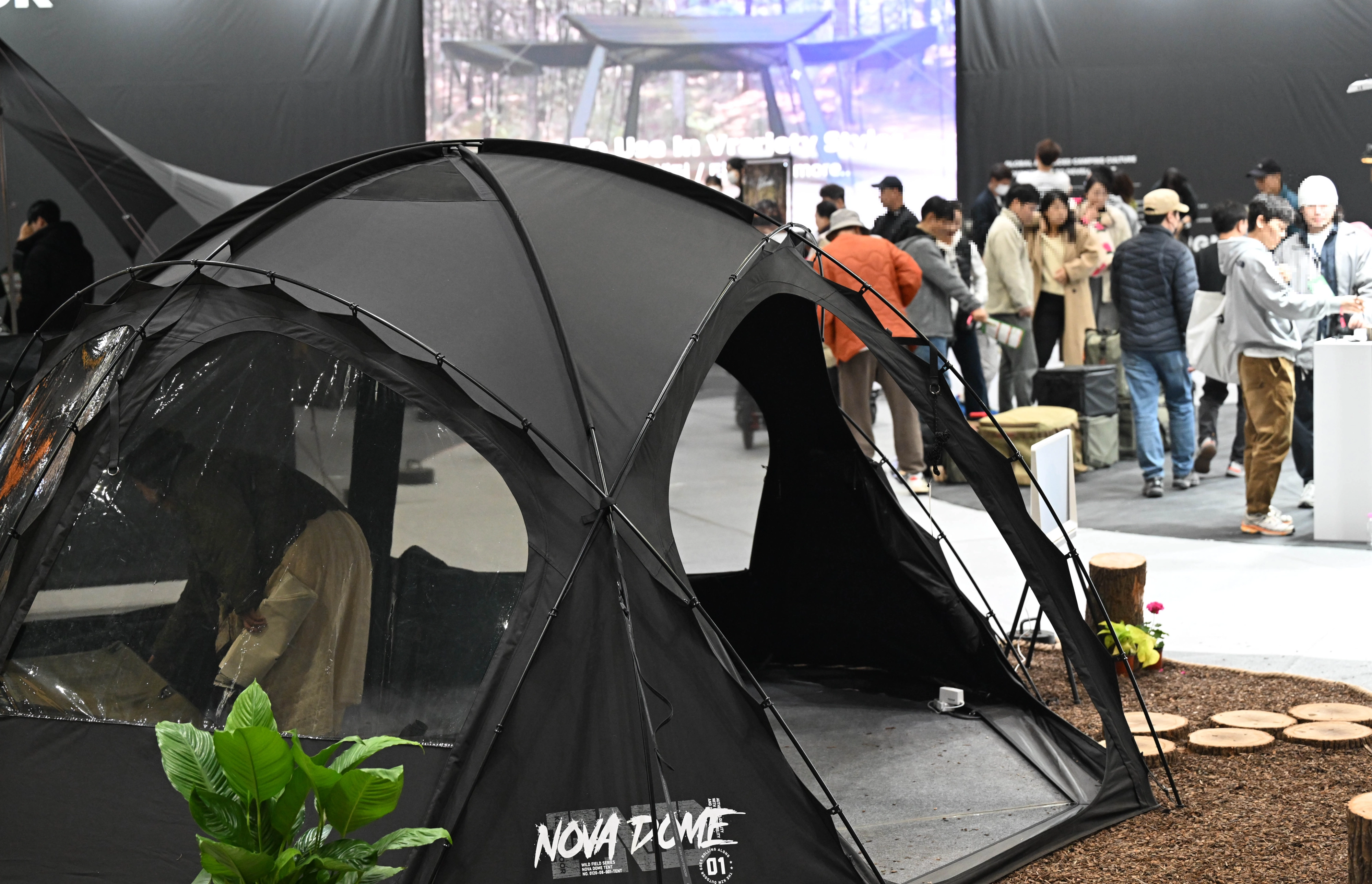 3월 3일 경기 고양시 킨텍스에서 열린 ‘2024 캠핑＆피크닉페어’를 찾은 관람객들이 캠핑 장비 등을 살펴보고 있다. 2월 29일부터 3월 3일까지 총 나흘간 킨텍스 제1전시장에서 열린 이번 전시는 총 155개 캠핑 브랜드가 참여했다. 2024.3.3 홍윤기 기자