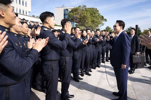 윤석열 대통령, 대통령실 견학 공사 생도 격려