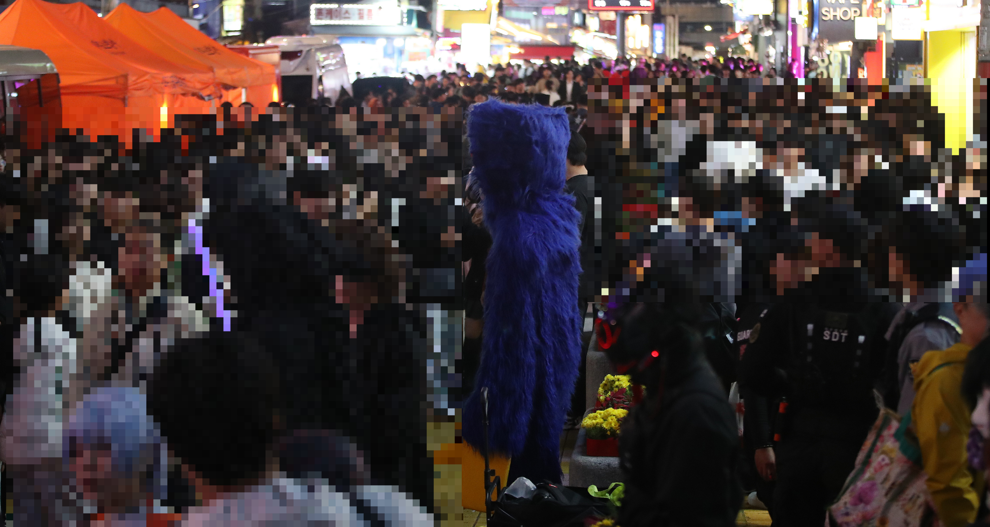 핼러윈 데이를 앞둔 26일 오후 서울 마포구 홍대 거리가 인파로 북적이고 있다. 2024.10.26 뉴스1