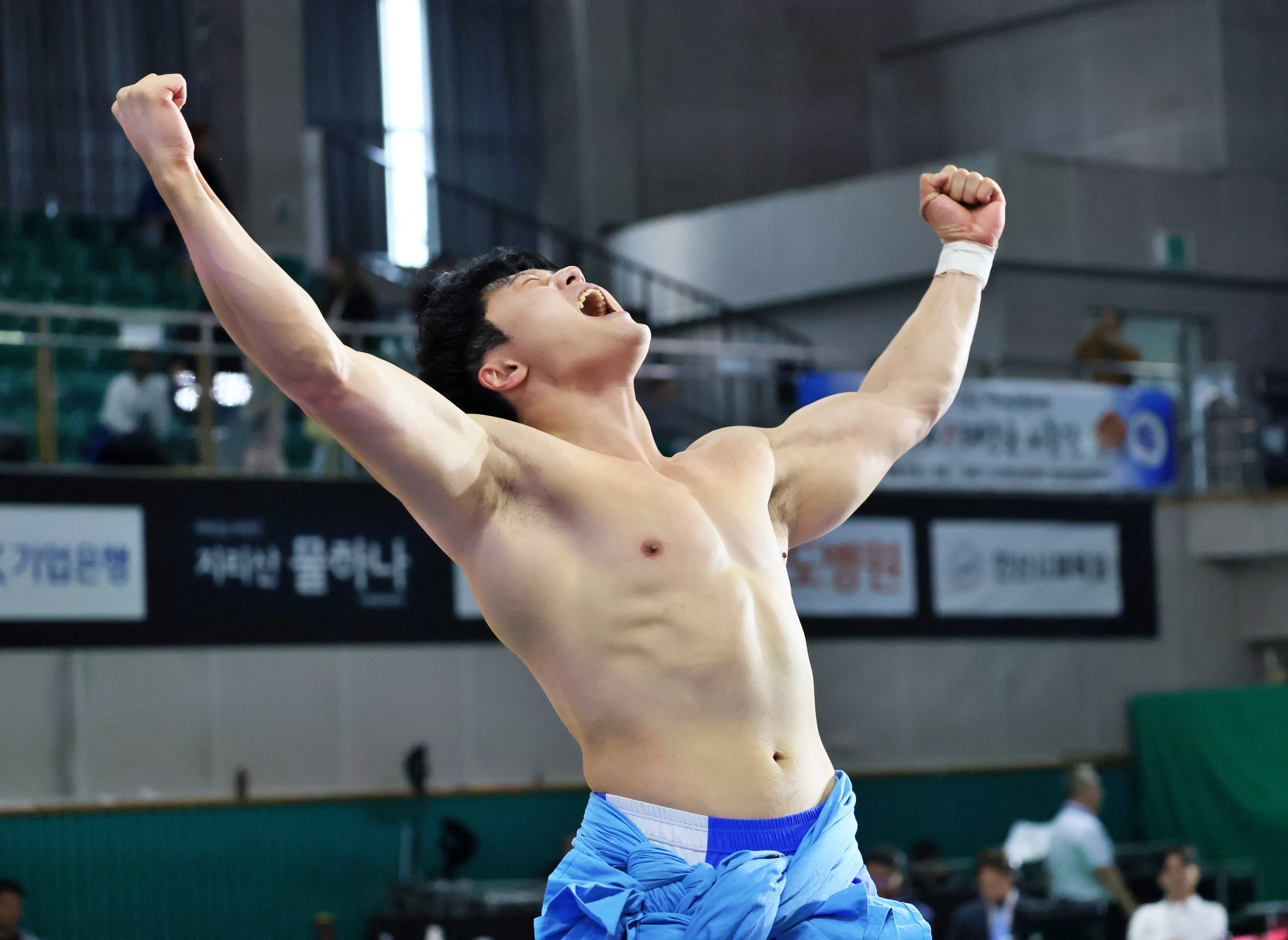 김윤수가 28일 안산김홍도장사씨름대회 태백장사 결정전에서 우승한 뒤 포효하고 있다. 대한씨름협회 제공