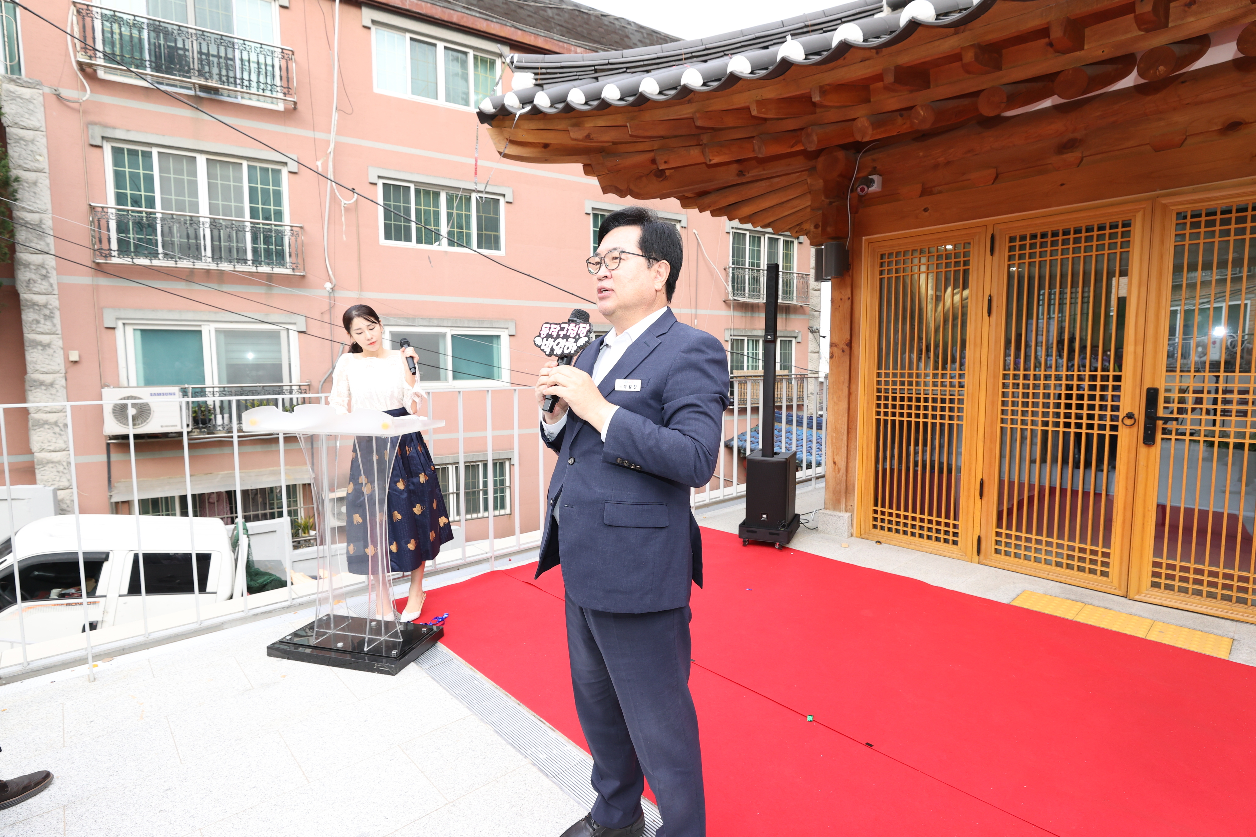 박일하(오른쪽) 서울 동작구청장이 한옥카페R1 개소식에서 인사말하고 있다. 동작구 제공