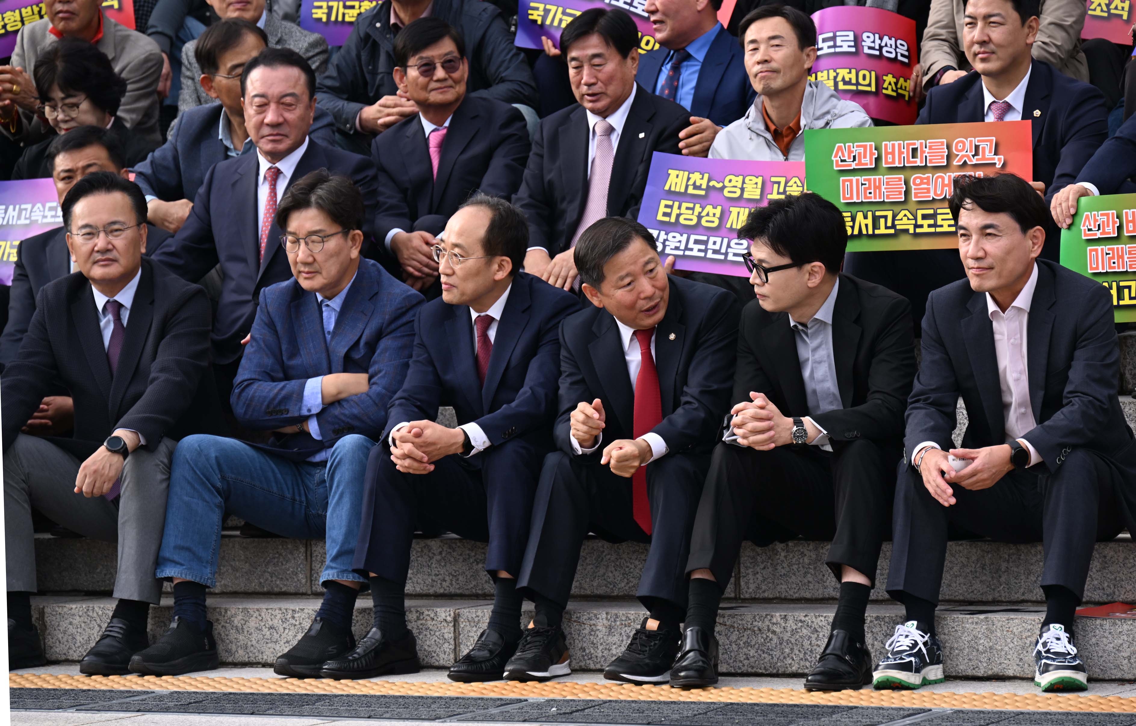 28일 한동훈 국민의힘 당대표가 국회본관 계단에서 열린· 이철규·유상범·엄태영실 등 주최 [제천-삼척간 동서6축 고속도로 예비타당성 재조사·예비타당성 조사 통과를 위한 국회 기자설명회에 참석해 이철규 의원과 이야기를 나누고  있다.2024.10.28안주영 전문기자