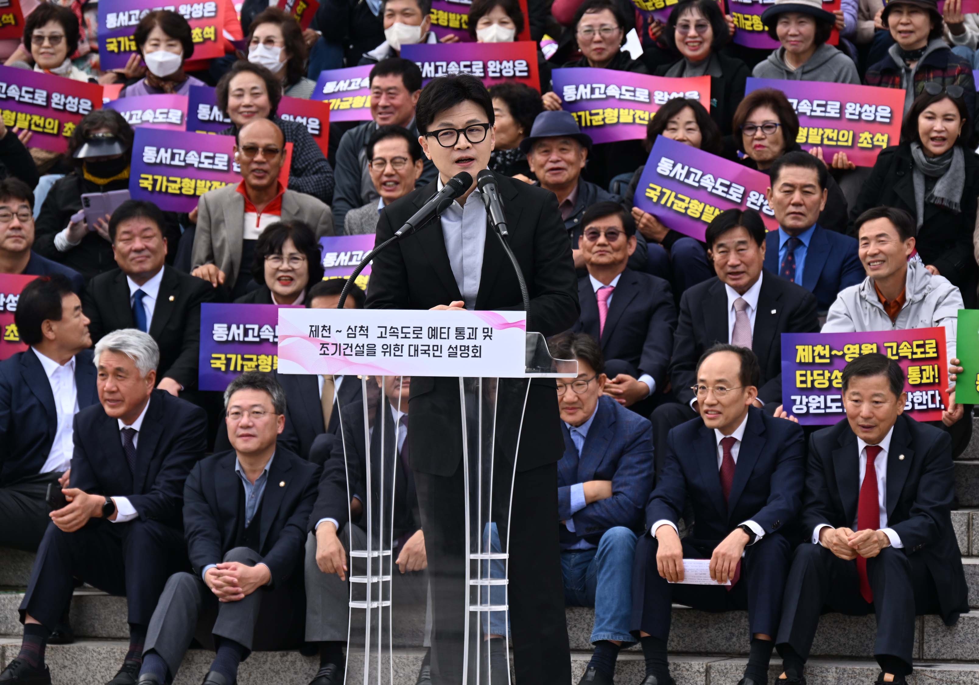 한동훈 국민의힘 대표가 28일 오후 서울 여의도 국회 본청 앞 계단에서 열린 ‘제천-삼척 고속도로 예타 통과 및 조기건설을 위한 대국민 설명회’에 참석해 발언하고 있다. 2024.10.28.안주영 전문기자