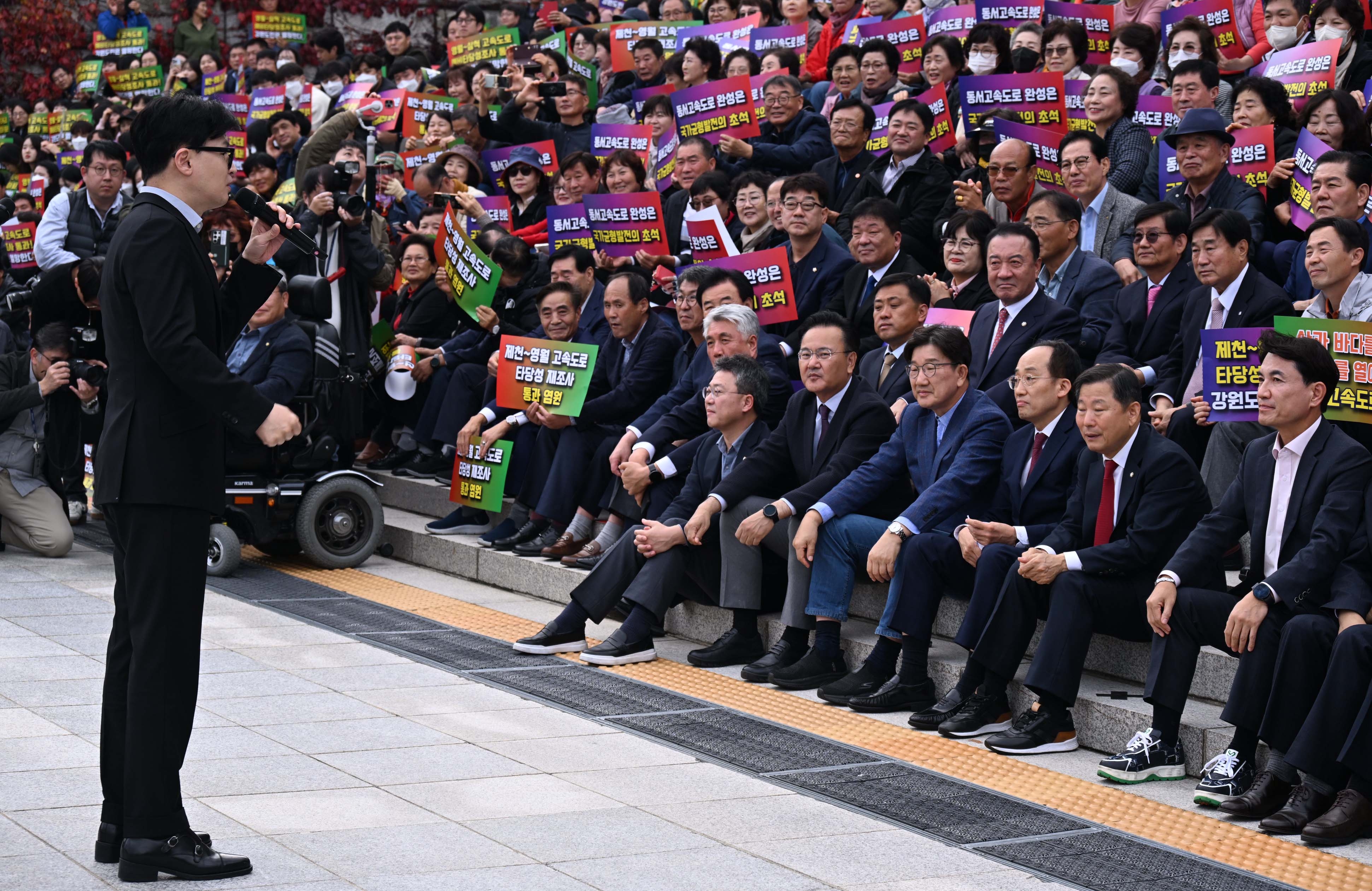 한동훈 국민의힘 대표가 28일 오후 서울 여의도 국회 본청 앞 계단에서 열린 ‘제천-삼척 고속도로 예타 통과 및 조기건설을 위한 대국민 설명회’에 참석해 발언하고 있다. 2024.10.28.안주영 전문기자