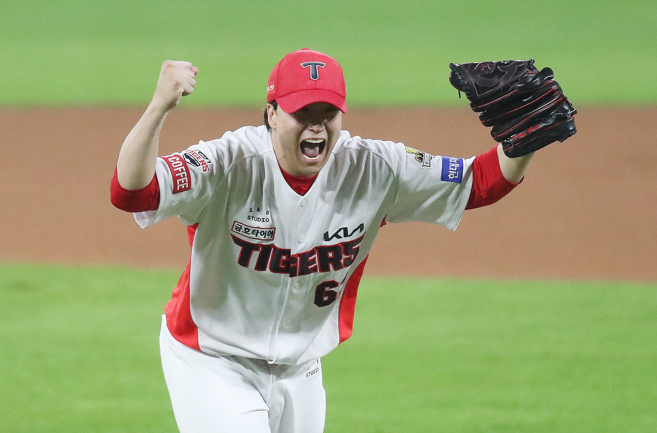 KIA 타이거즈 정해영이 28일 광주 기아챔피언스필드에서 열린 2024 KBO 포스트시즌 한국시리즈 5차전 삼성 라이온즈와의 홈 경기에서 7-5로 승리하고 우승을 확정한 뒤 기뻐하고 있다. 광주 뉴스1