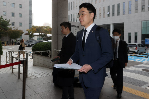 거액의 가상자산(코인)을 숨기고 허위재산신고 의혹으로 위계공무집행방해 혐의로 기소된 더불어민주당 김남국 전 의원이 28일 서울 양천구 서울남부지방법원에서 열린 첫 공판에 출석하고 있다. 2024.10.28 연합뉴스
