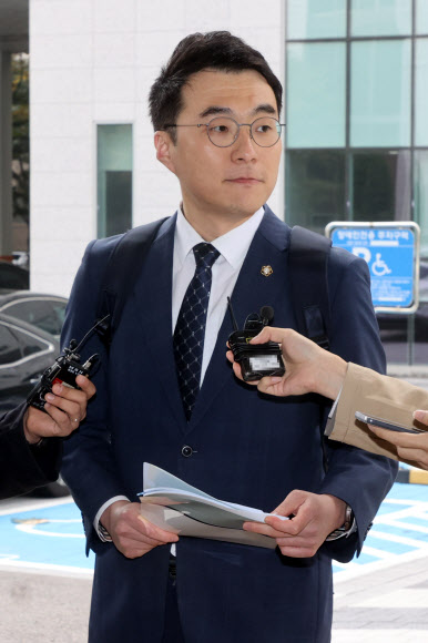 거액의 가상자산(코인)을 숨기고 허위재산신고 의혹으로 위계공무집행방해 혐의로 기소된 더불어민주당 김남국 전 의원이 28일 서울 양천구 서울남부지방법원에서 열린 첫 공판에 출석하고 있다. 2024.10.28 연합뉴스