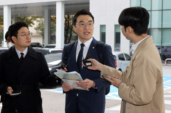 거액의 가상자산(코인)을 숨기고 허위재산신고 의혹으로 위계공무집행방해 혐의로 기소된 더불어민주당 김남국 전 의원이 28일 서울 양천구 서울남부지방법원에서 열린 첫 공판에 출석하고 있다. 2024.10.28 연합뉴스