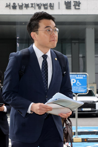 거액의 가상자산(코인)을 숨기고 허위재산신고 의혹으로 위계공무집행방해 혐의로 기소된 더불어민주당 김남국 전 의원이 28일 서울 양천구 서울남부지방법원에서 열린 첫 공판에 출석하고 있다. 2024.10.28 연합뉴스