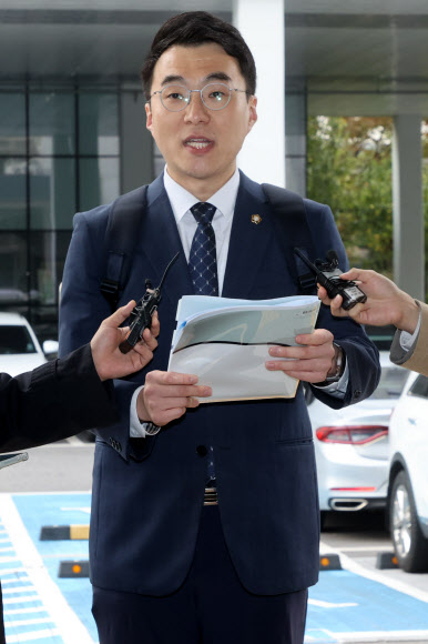 거액의 가상자산(코인)을 숨기고 허위재산신고 의혹으로 위계공무집행방해 혐의로 기소된 더불어민주당 김남국 전 의원이 28일 서울 양천구 서울남부지방법원에서 열린 첫 공판에 출석하고 있다. 2024.10.28 연합뉴스