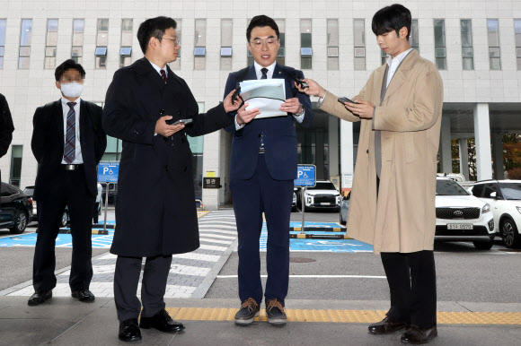 거액의 가상자산(코인)을 숨기고 허위재산신고 의혹으로 위계공무집행방해 혐의로 기소된 더불어민주당 김남국 전 의원이 28일 서울 양천구 서울남부지방법원에서 열린 첫 공판에 출석하고 있다. 2024.10.28 연합뉴스