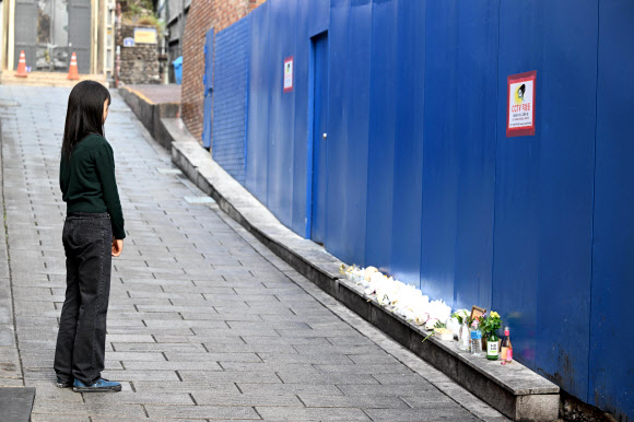참사 현장서 추모하는 시민