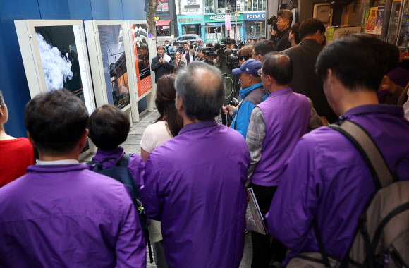 기억과 안전의 길 빌보드 지켜보는 이태원 참사 유가족들