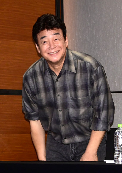 인사하는 백종원 대표