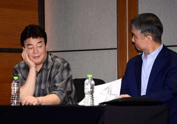 대화하는 백종원 대표와 강석원 공동 대표