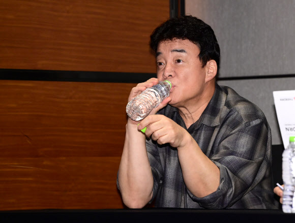 물 마시는 백종원 대표