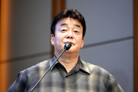 더본코리아 IPO 기자간담회서 발표하는 백종원 대표