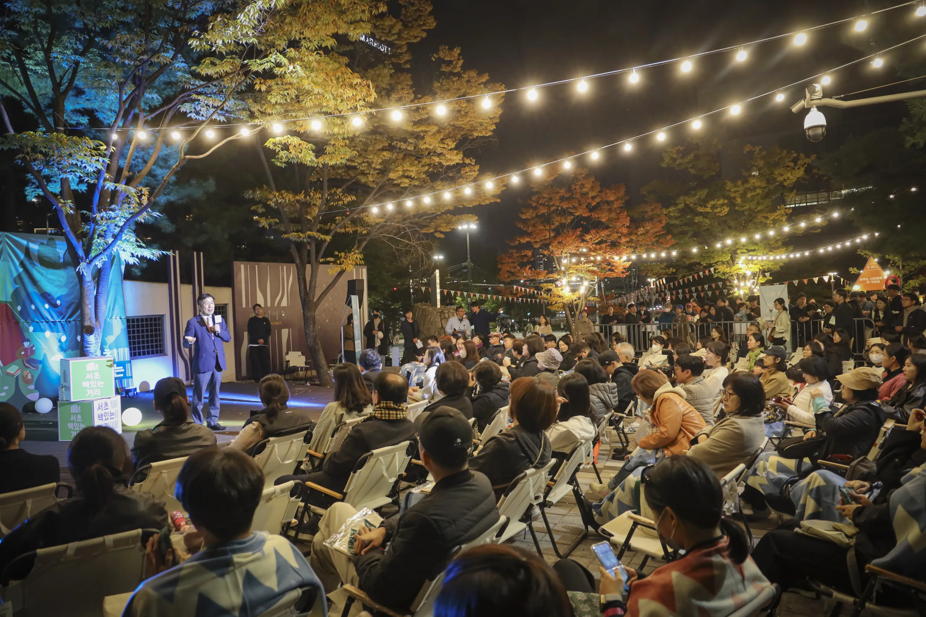 전성수 서울 서초구청장이 지난 25일 서래공원에서 열린 ‘10월 북캠프’ 행사에서 인사말을 하고 있다.
서초구 제공