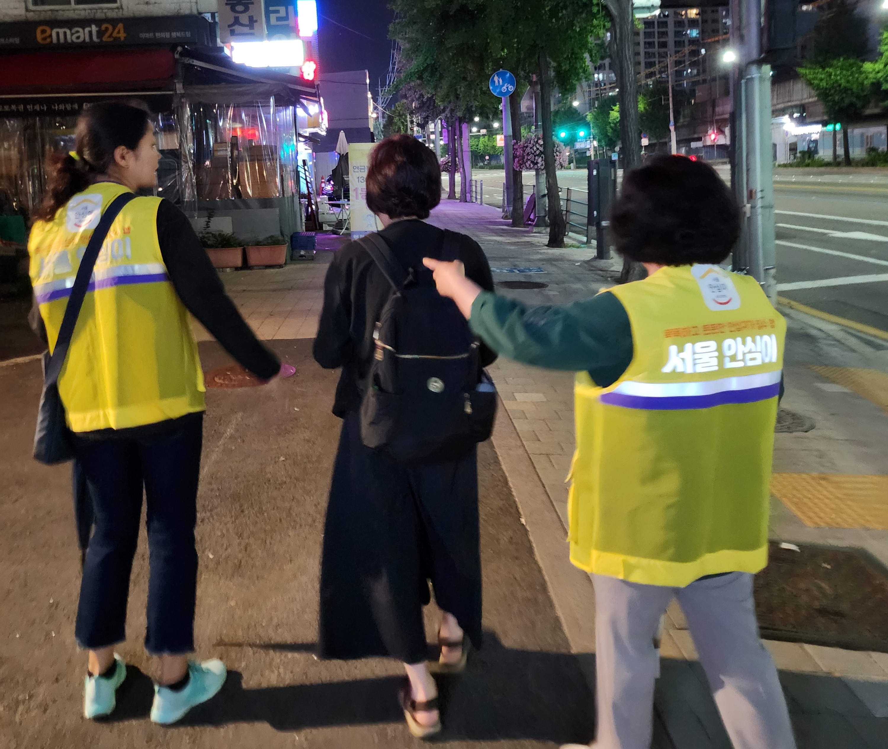 서울 도봉구 안심귀가스카우트 대원들이 심야 구민의 귀갓길에 동행하고 있다. 도봉구 제공