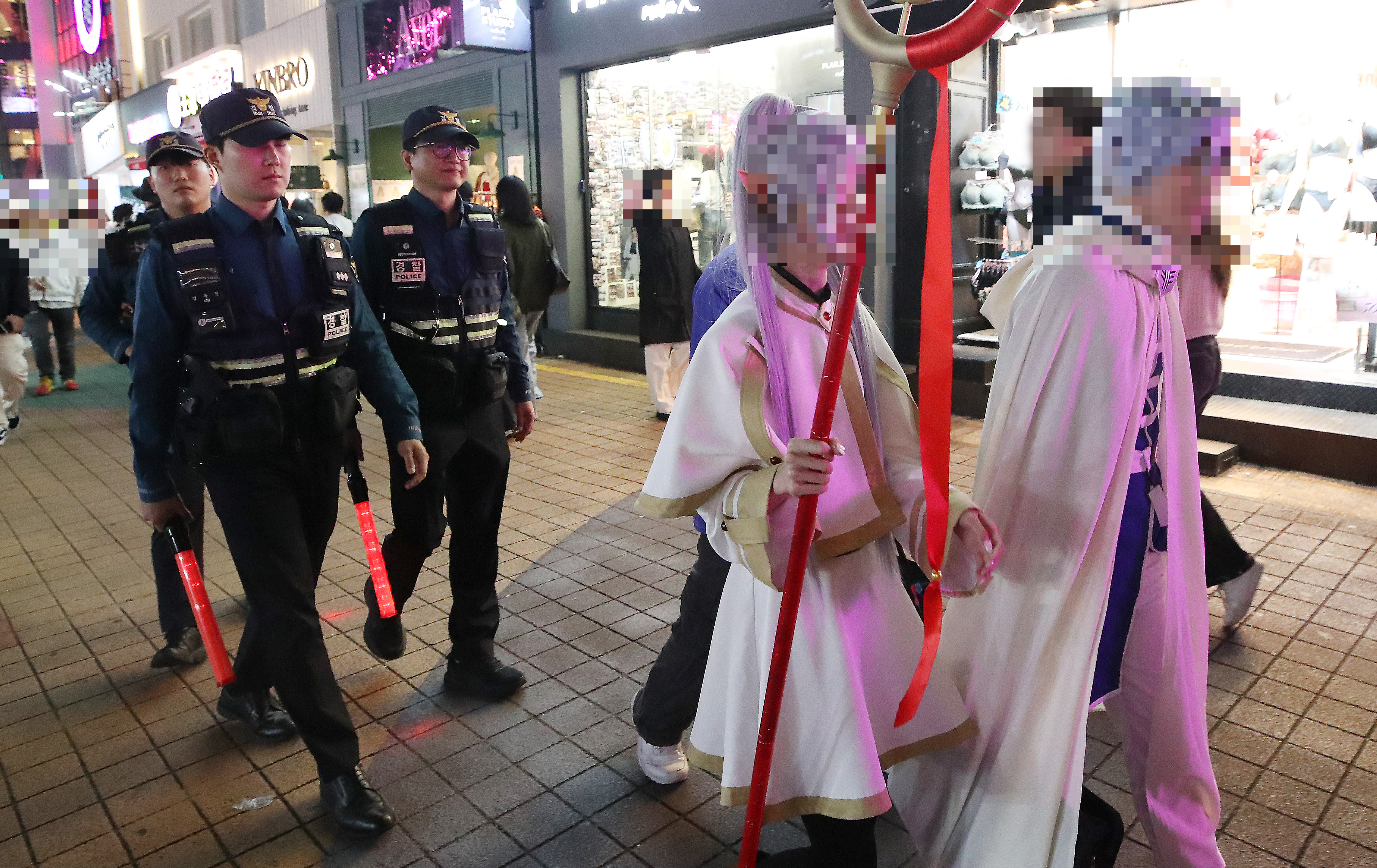 핼러윈 데이를 앞둔 26일 오후 서울 마포구 홍대 거리에서 경찰이 인파 사고를 대비한 근무를 서고 있다. 2024.10.26 뉴스1